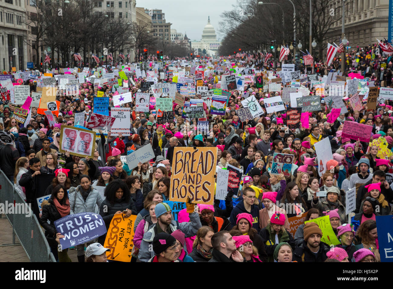 Washington, DC, USA - 21 janvier 2017 - La Marche des femmes sur Washington a attiré un demi-million à la capitale nationale pour protester contre le Président Donald Trump. C'était une bien plus grande foule qu'avait été témoin de son inauguration le jour précédent. Crédit : Jim West/Alamy Live News Banque D'Images