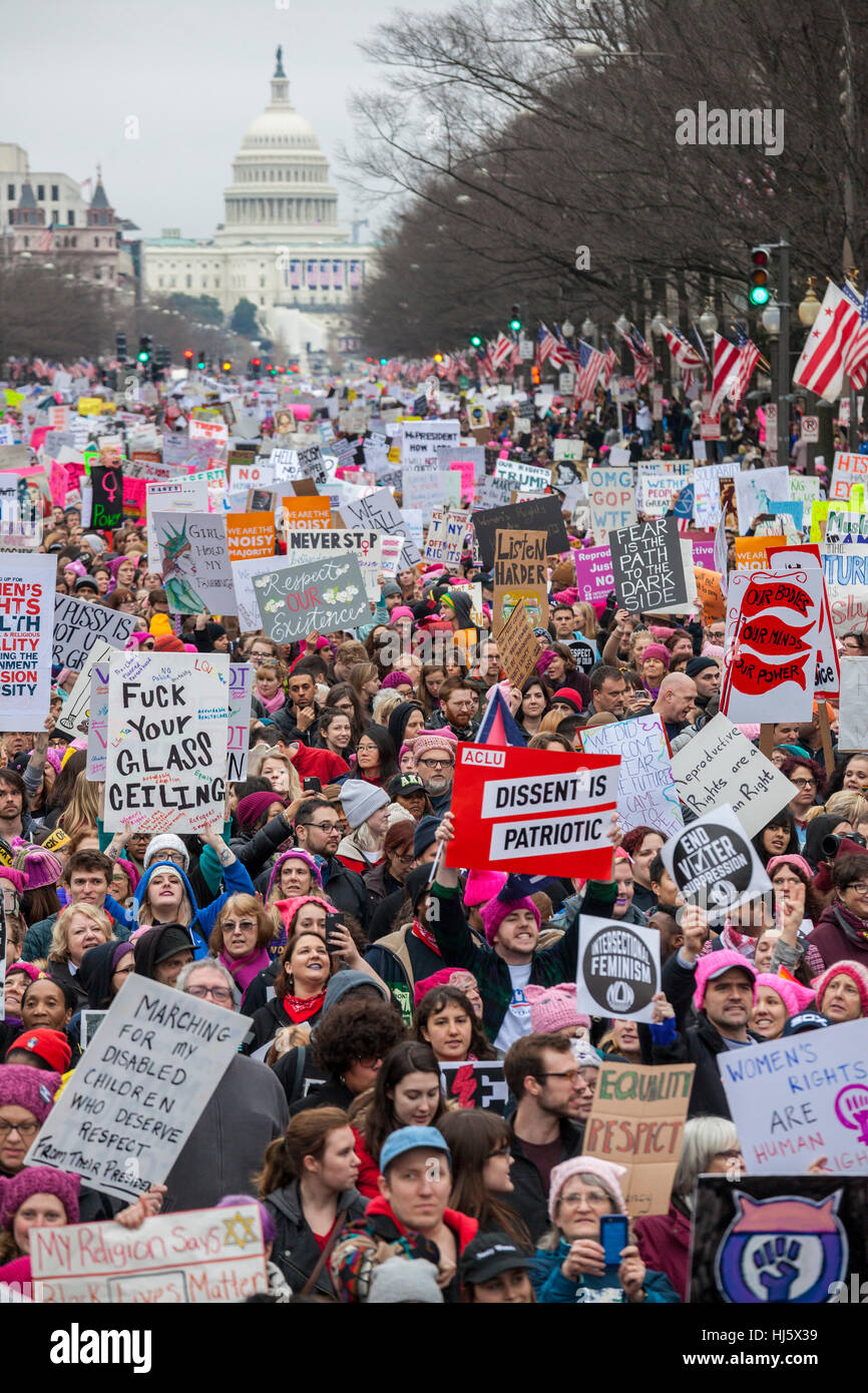 Washington, DC, USA - 21 janvier 2017 - La Marche des femmes sur Washington a attiré un demi-million à la capitale nationale pour protester contre le Président Donald Trump. C'était une bien plus grande foule qu'avait été témoin de son inauguration le jour précédent. Crédit : Jim West/Alamy Live News Banque D'Images