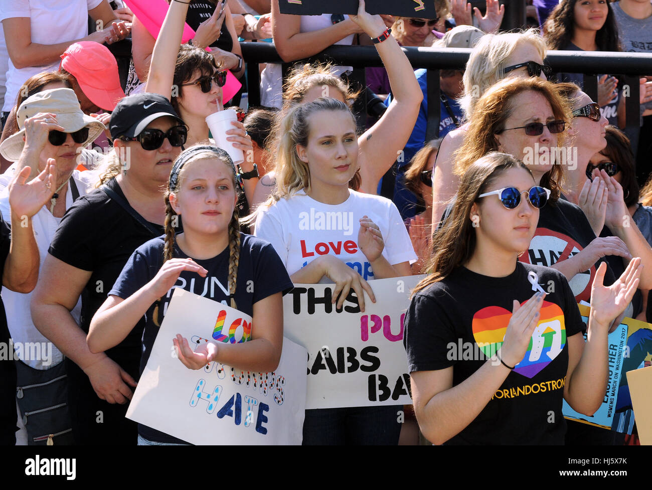 Orlando, United States. 21 Jan, 2017. 21 janvier 2017 - Orlando, Floride, États-Unis - Des milliers rassemblement au lac Eola Park à Orlando, Floride, le 21 janvier 2017 pour une Marche des femmes à l'occasion de la Marche des femmes sur l'État de Washington, le lendemain de l'inauguration de l'atout de Donald comme le 45e président du pays. Crédit : Paul Hennessy/Alamy Live News Banque D'Images