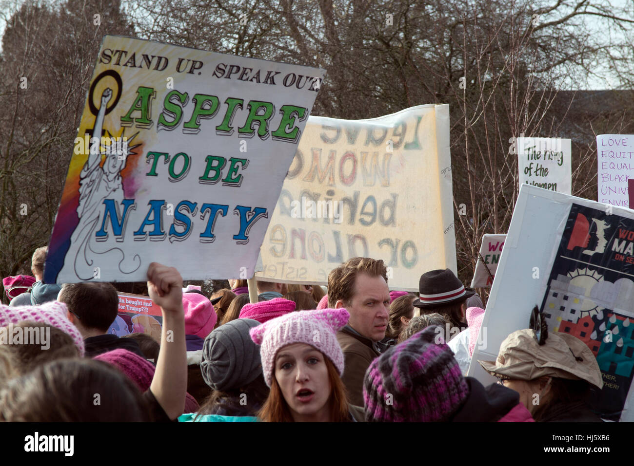 Seattle, Washington, États-Unis. 21 janvier 2017. Une foule de bonne humeur remplit les rues de Seattle alors que les gens se dirigent vers le centre-ville sur la marche de 3,6 miles avec les 1 300 000 autres manifestants anti-Trump. Les marcheurs portaient des signes au lieu de crier ou de chanter. La Marche des femmes à Seattle était paisible. C'était la plus grande manifestation démocratique jamais vue par Seattle. Crédit : Spring Images/Alamy Live News. 2017 Banque D'Images