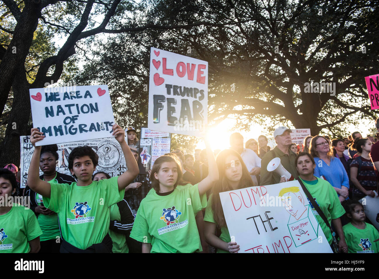 Austin, Texas, États-Unis. 21 janvier, 2017. Les enfants tenant des bannières faites maison au cours d'une Anti-Trump Inarguration manifestation le jour, Austin, Texas Credit : Sandy Carson/ZUMA/Alamy Fil Live News Banque D'Images