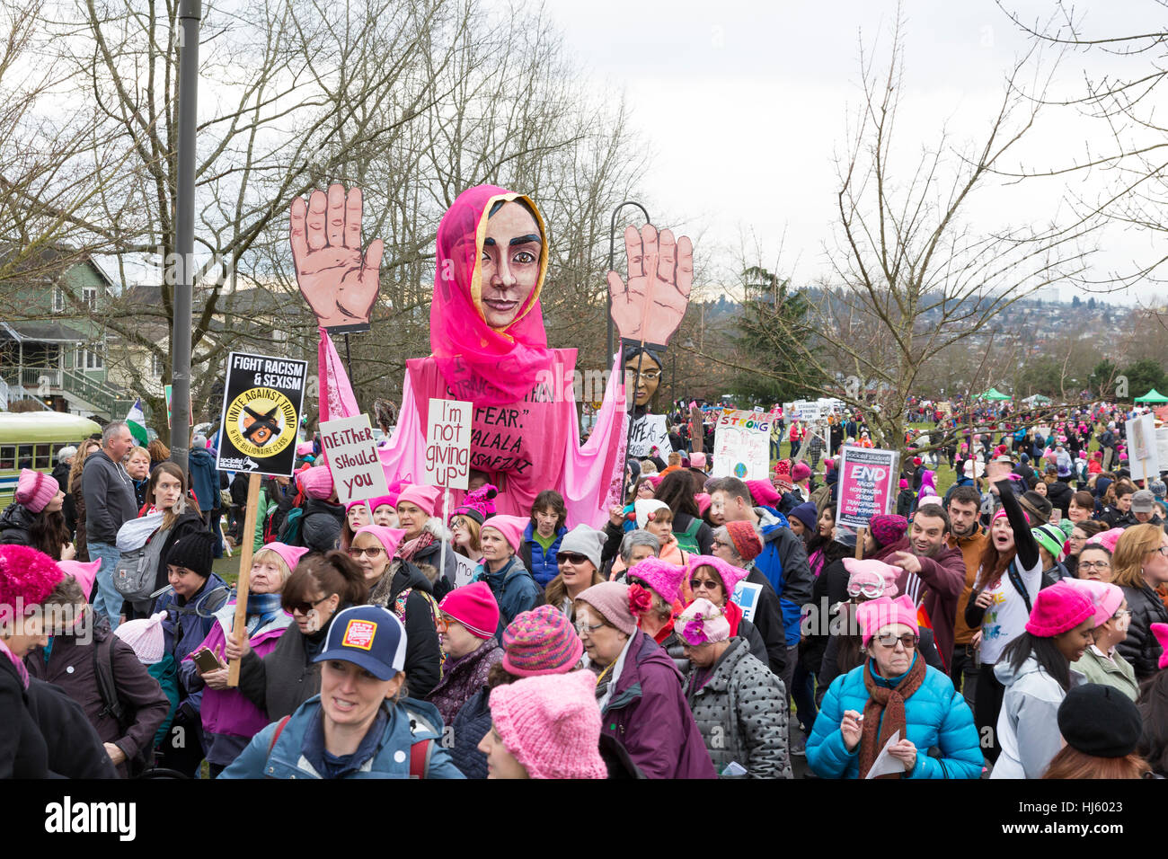 Seattle, États-Unis. 21 Jan, 2017. Seattle, Washington : marionnette Malala Yousafzai au rallye d'avant mars. Plus de 100 000 partisans ont assisté à l'Womxn sur Mars de Seattle le 21 janvier 2017 en solidarité avec la Marche des femmes sur Washington, DC La mission de la marche silencieuse est de réunir les diverses femmes ensemble pour l'action collective. Crédit : Paul Gordon/Alamy Live News Banque D'Images