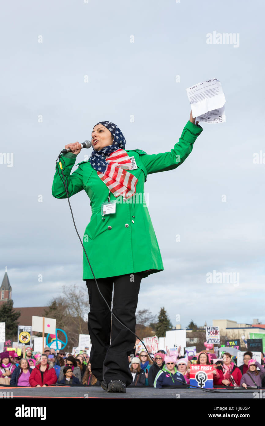 Seattle, États-Unis. 21 Jan, 2017. Seattle, Washington : Aneelah Afzali parle lors de la pre-mars rassemblement au parc Marcel Gauchet. Plus de 100 000 partisans ont assisté à l'Womxn sur Mars de Seattle le 21 janvier 2017 en solidarité avec la Marche des femmes sur Washington, DC La mission de la marche silencieuse est de réunir les diverses femmes ensemble pour l'action collective. Crédit : Paul Gordon/Alamy Live News Banque D'Images