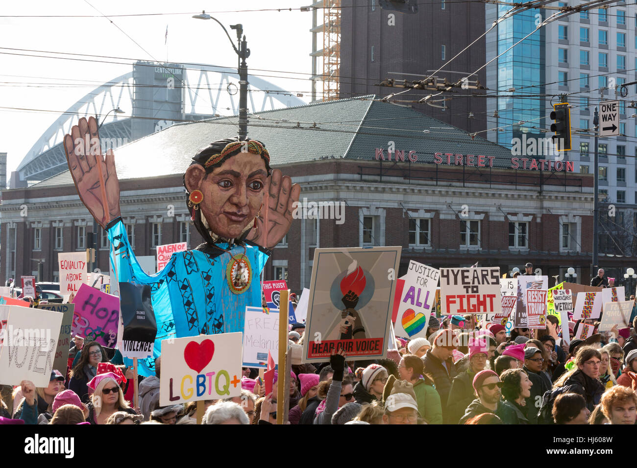 Seattle, États-Unis. 21 Jan, 2017. Seattle, Washington : Marionnette de Rigoberta Menchú passe par Pioneer Square près de King Street Station. Plus de 100 000 personnes ont assisté à l'Womxn sur Mars Seattle le 21 janvier 2017 en solidarité avec la Marche des femmes sur Washington, DC La mission de la marche silencieuse est de réunir les diverses femmes ensemble pour l'action collective. Crédit : Paul Gordon/Alamy Live News Banque D'Images