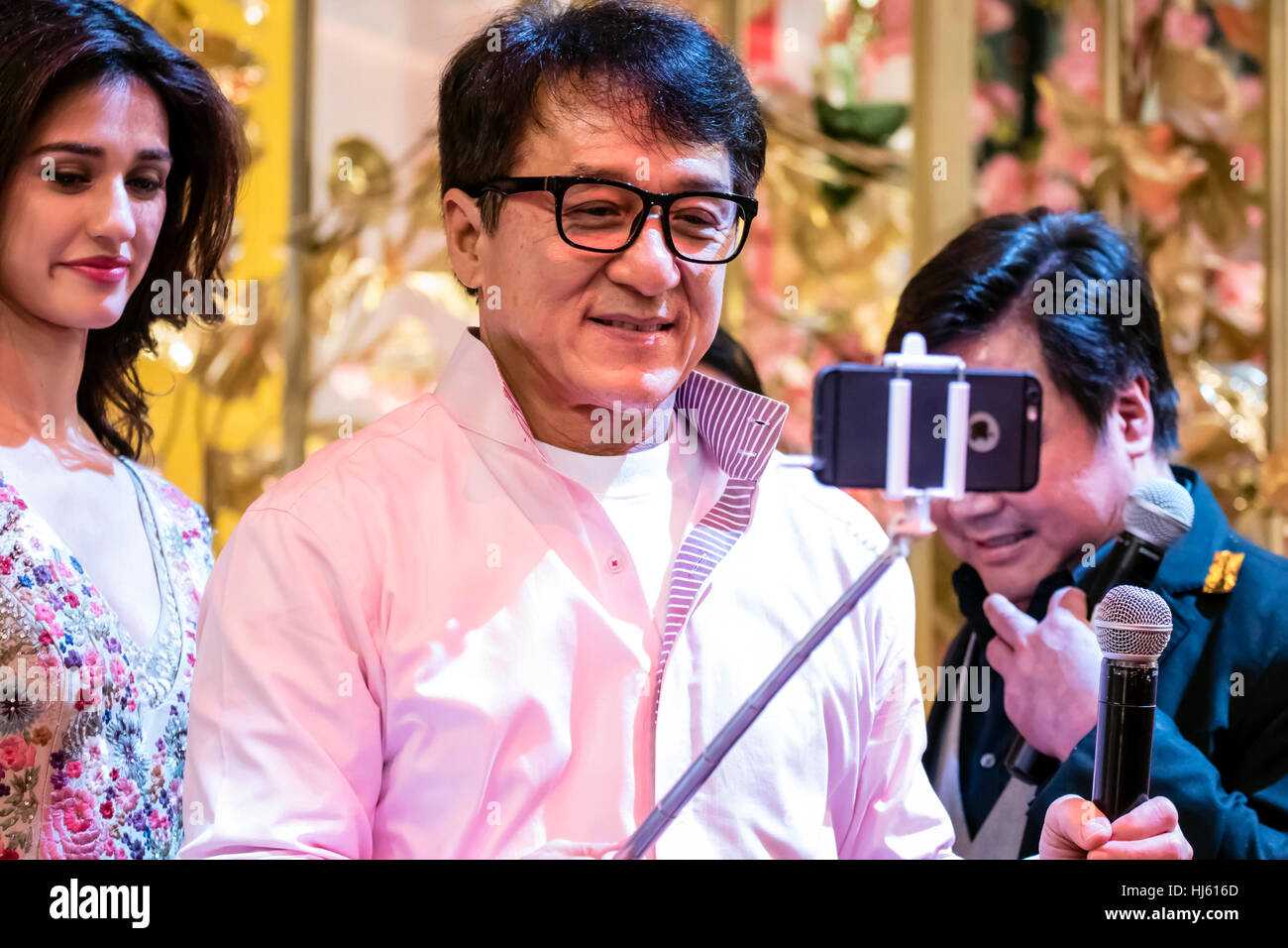 Kuala Lumpur, Malaisie. 21 Jan, 2017. Jackie Chan avec Yoga Kung Fu directeur et jette à Kuala Lumpur promotion film tournée. Jackie en tenant avec tout le monde. selfies © Danny Chan/Alamy Live News. Banque D'Images