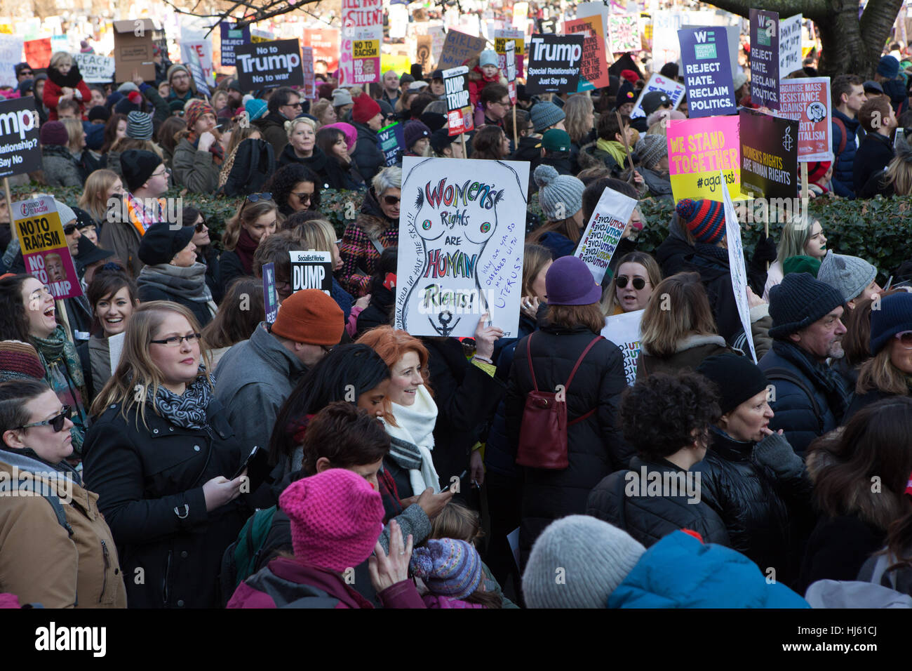 Londres, Royaume-Uni. 21 janvier, 2017. Les manifestants de la Marche des femmes marchant dans les rues de Londres avec des pancartes. Credit : Alan Gignoux/Alamy Live News Banque D'Images