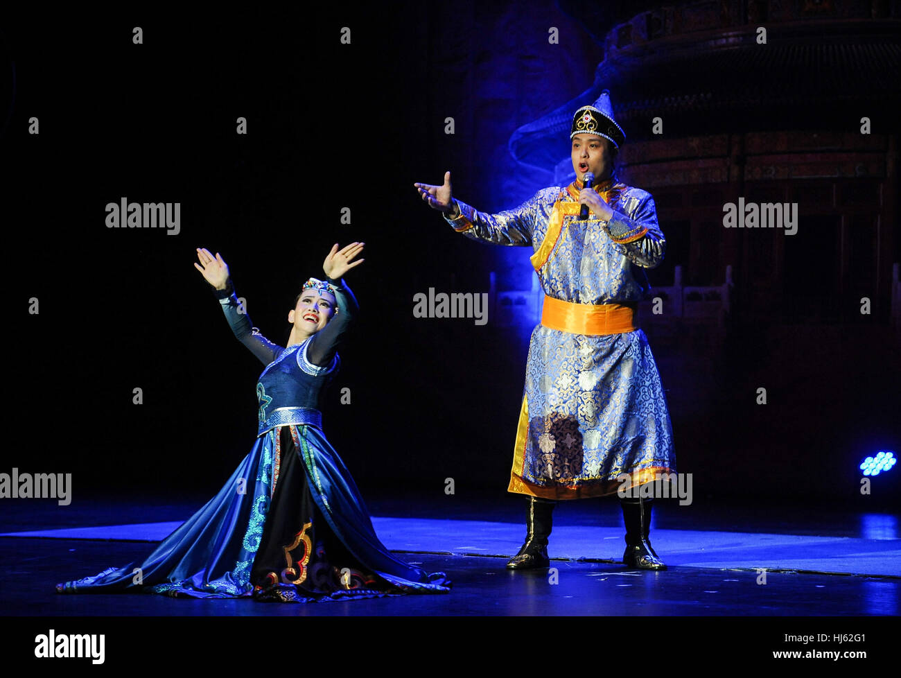 (170122) -- LOS ANGELES, le 22 janvier 2017 (Xinhua) -- Les artistes chanter et danser au cours de la 'Joyeux Nouvel An chinois, Beijing' charmant événement pour célébrer le prochain Nouvel An Chinois à Beverly Hills, Los Angeles, États-Unis, le 21 janvier 2017. (Xinhua/Chaoqun Zhang) (ZW) Banque D'Images