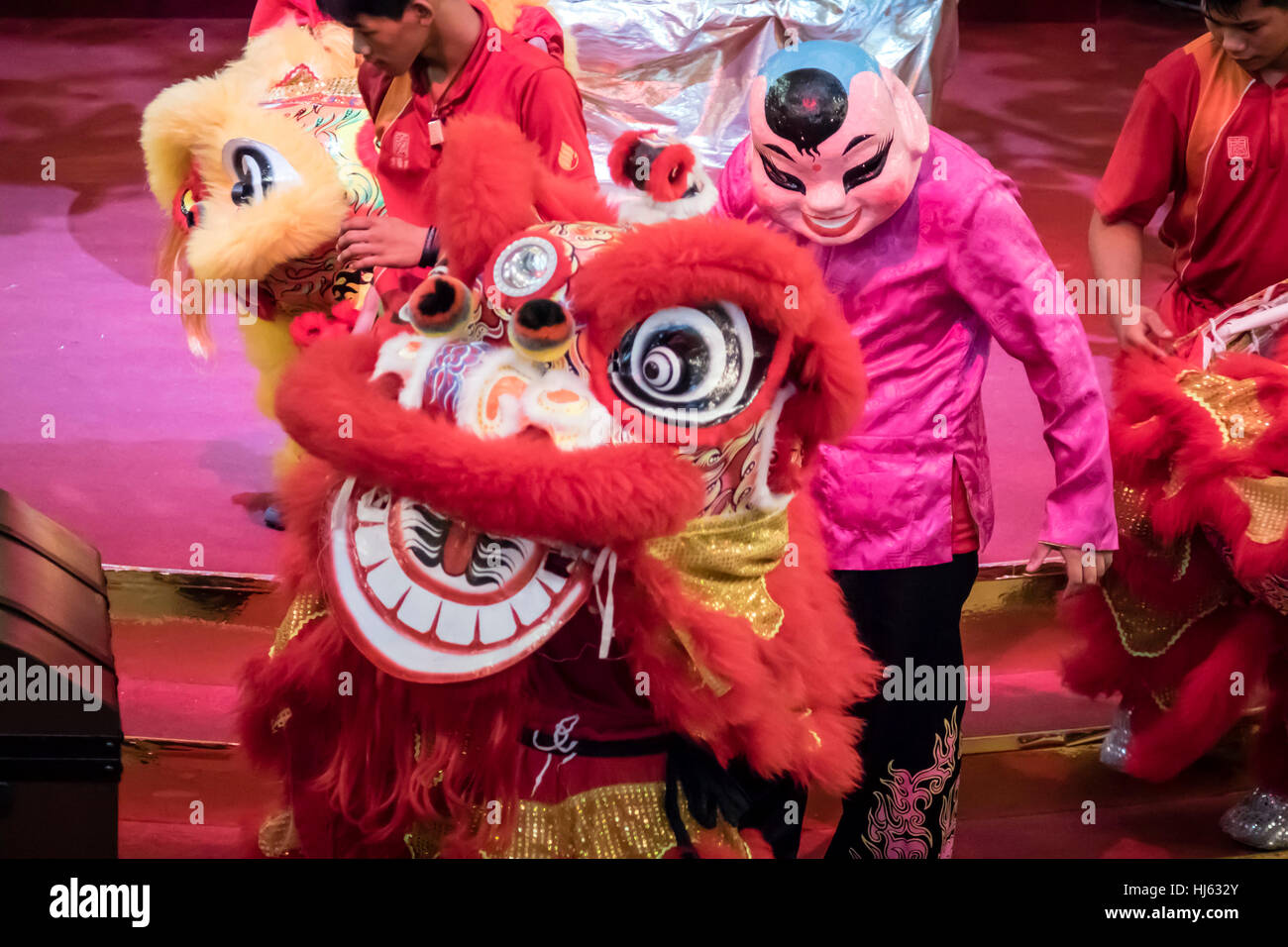 Kuala Lumpur, Malaisie. 21 Jan, 2017. Les centres commerciaux de l'ensemble Kuala Lumpur ayant des spectacles de danse du lion acrobatique pour les clients et les touristes de profiter au cours des prochains Nouvel An chinois 2017 festival à Kuala Lumpur. © Danny Chan/Alamy Live News. Banque D'Images