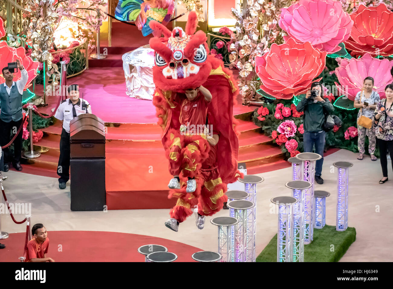 Kuala Lumpur, Malaisie. 21 Jan, 2017. Les centres commerciaux de l'ensemble Kuala Lumpur ayant des spectacles de danse du lion acrobatique pour les clients et les touristes de profiter au cours des prochains Nouvel An chinois 2017 festival à Kuala Lumpur. © Danny Chan/Alamy Live News. Banque D'Images