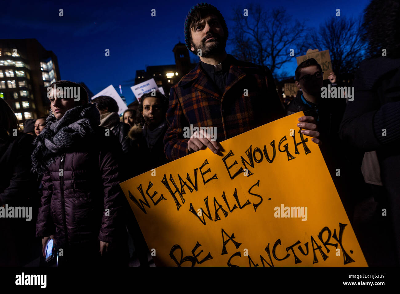 New York, USA. 25 janvier, 2017. Heures après le Président Donald Trump a signé les décrets pour commencer à construire un mur entre les États-Unis et le Mexique, et d'augmenter l'immigration, les militants se sont rassemblés à Washington Square Park s'est engagé à défendre les droits des immigrés et des musulmans. Credit : Stacy Walsh Rosenstock / Alamy Live News Banque D'Images