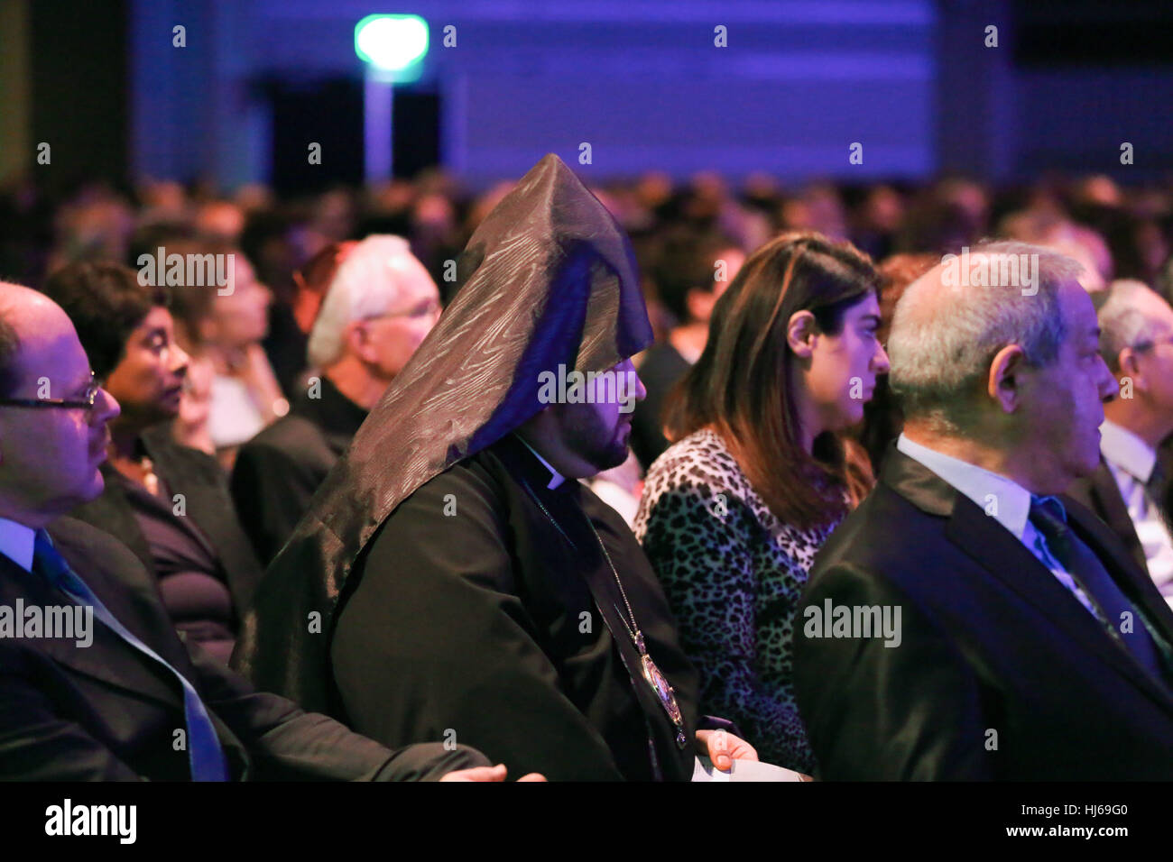 Londres, Royaume-Uni. 26 janvier, 2017. QEII Conference Centre. Plus de 500 personnes, dont des politiciens, des dignitaires et chefs religieux assister Holocaust Memorial Day Service de penser aux millions de personnes assassinés dans l'Holocauste, sous la persécution nazie et dans les génocides au Cambodge, au Rwanda, en Bosnie et au Darfour. 27 Janvier marque la libération d'Auschwitz-Birkenau, le plus grand camp de la mort nazi. "Le thème de la Journée de commémoration de l'Holocauste 2017 est 'Comment la vie peut-elle aller ?". Credit : Dinendra Haria/Alamy Live News Banque D'Images