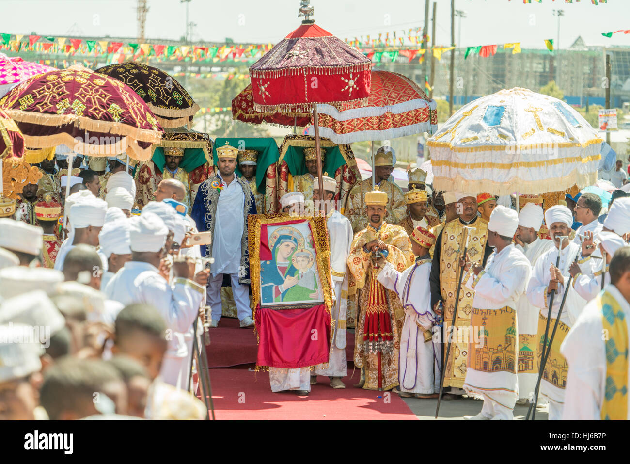 Addis Abeba - Jan 19 : prêtres, accompagnés de membres du clergé, de transporter le Tabot, un modèle de l'Arc d'Alliance, au cours d'une procession colorée de Timket célébrat Banque D'Images