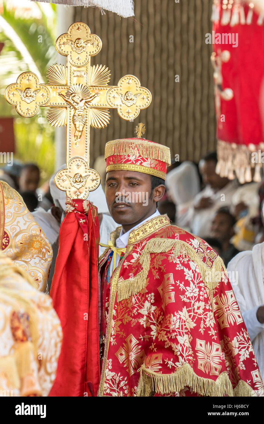 Addis Abeba - Jan 19 : un prêtre portant une robe traditionnelle colorée détient une grande croix au cours d'une procession Timket, dans le cadre des célébrations de l'Epiphanie, Banque D'Images