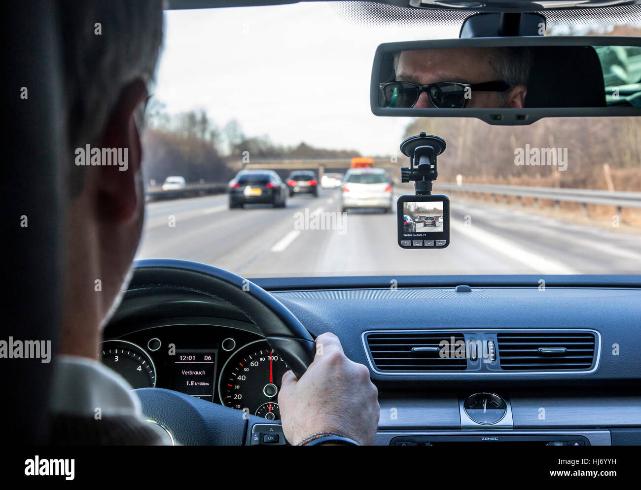 Dashcam dans une voiture particulière, d'une caméra vidéo sur le pare-brise, enregistre en permanence le trafic à l'avant du véhicule, à l'accident de la documentation, Banque D'Images