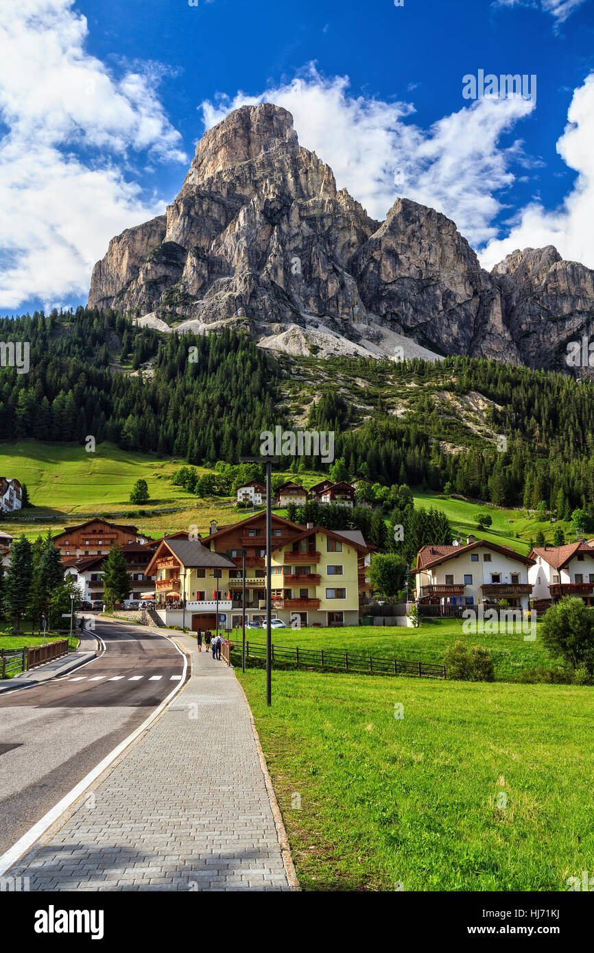 Corvara in Badia ville mont Sassongher et sur l'été, le Tyrol du sud, Italie Banque D'Images