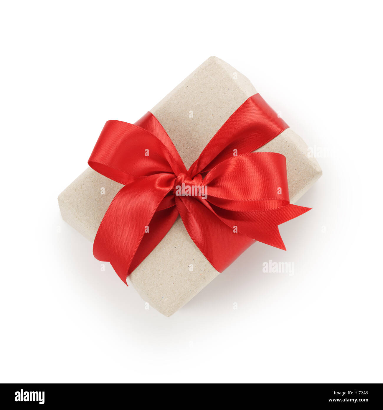 Du papier craft gift box with red ribbon bow on white background Banque D'Images