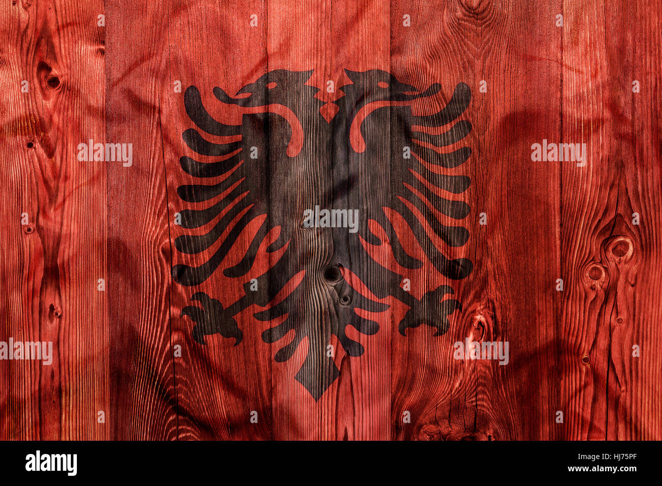 Drapeau national de l'Albanie avec fond de bois Banque D'Images