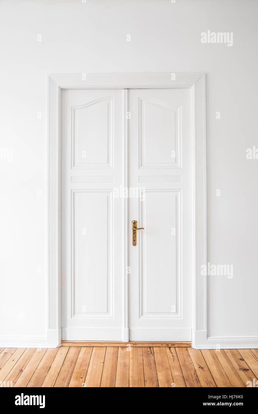 Vieille porte dans rénové appartement - chambre double porte de l'aile en retour du siècle Banque D'Images