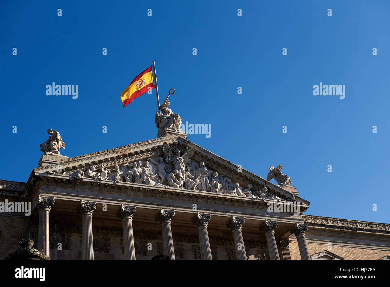 Drapeau espagnol sur le toit de la Bibliothèque Nationale, Paseo de Recoletos, Madrid, Espagne. L'Europe, l'architecture et l'art Banque D'Images