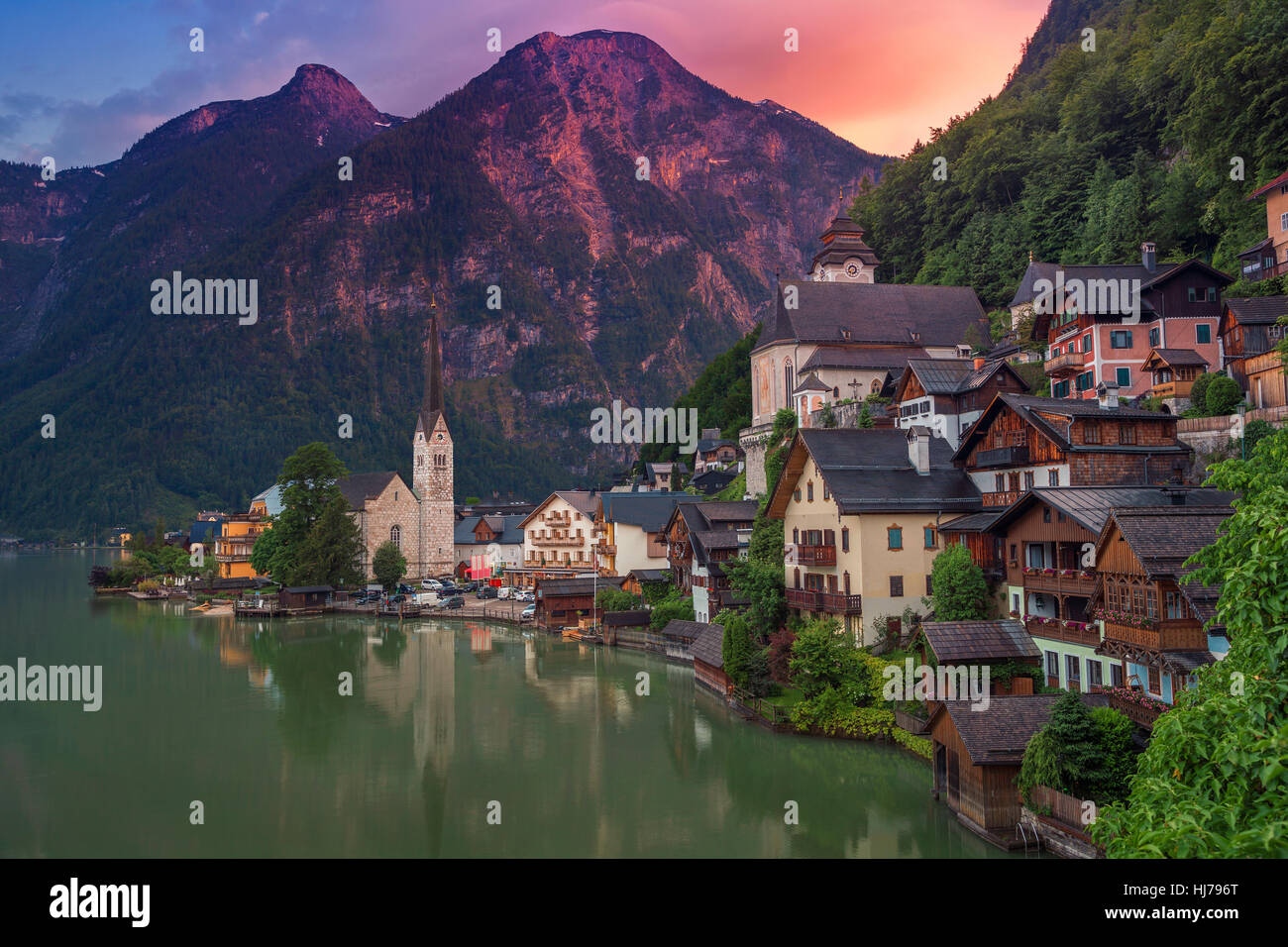 Halstatt, Autriche. Image du célèbre village alpin Halstatt pendant été haut en couleurs du coucher du soleil. Banque D'Images