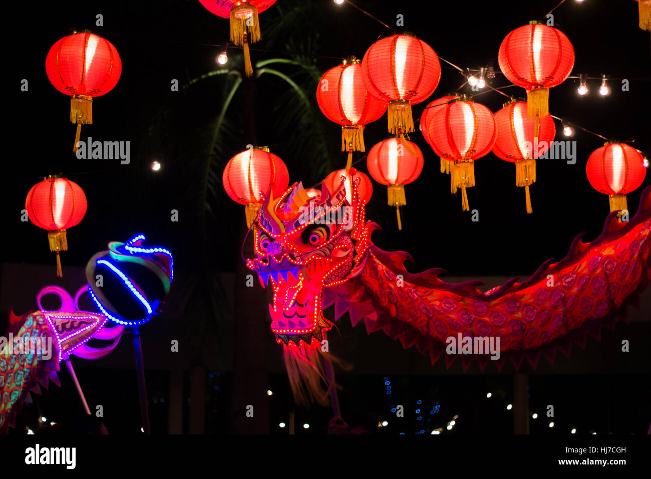 Danse traditionnelle chinoise LED Dragon, spectaculaire nuit de danse dragon - Dragon rouge avec des lanternes chinoises fond Banque D'Images