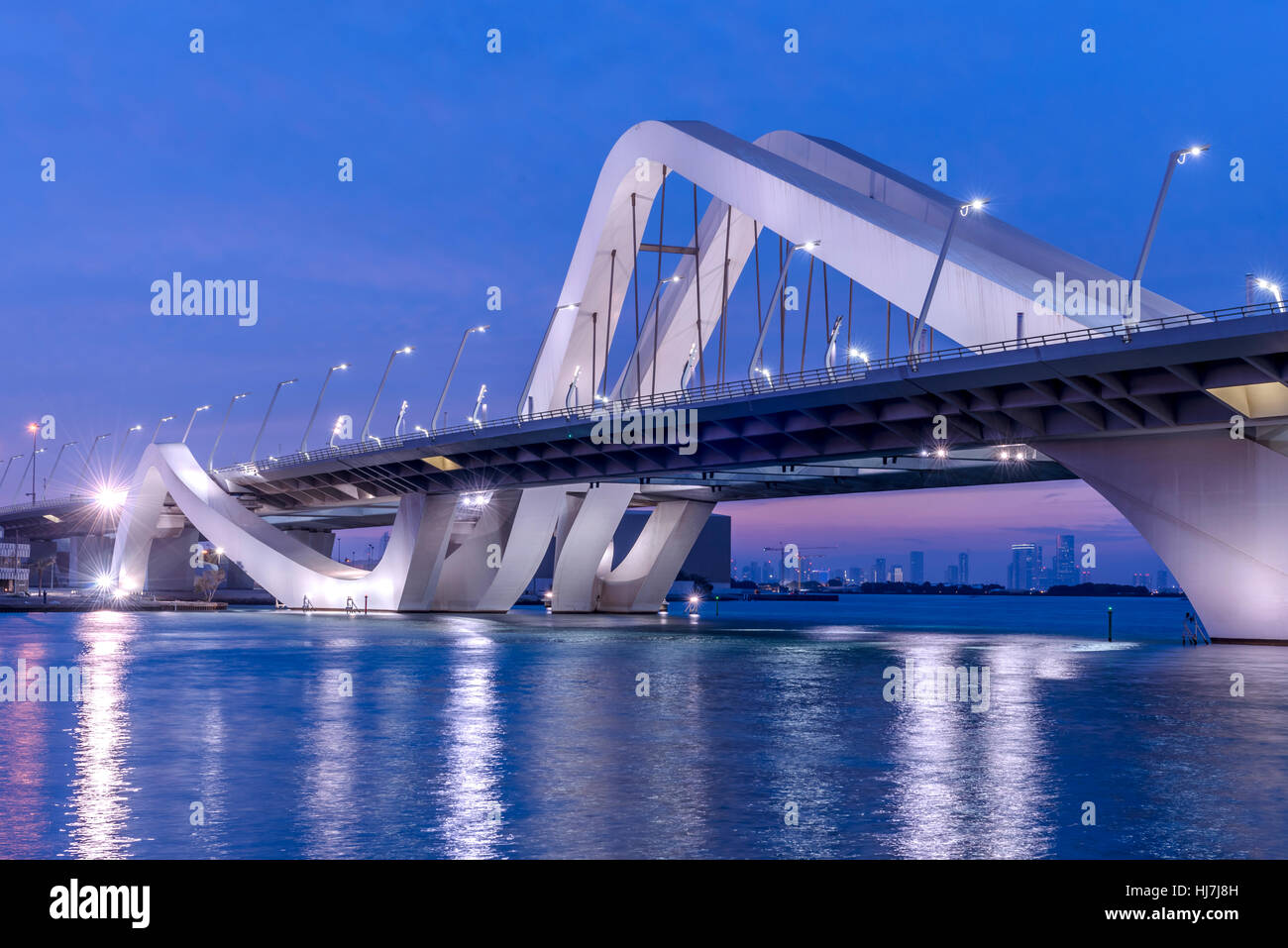 Pont Sheikh Zayed à Abu Dhabi, capitale des Emirats Arabes Unis. Liens Pont l'île à la partie continentale de la ville Banque D'Images