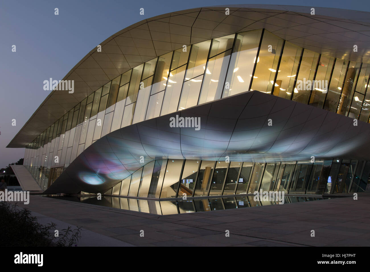 Musée d'Etihad côté rue vue sur le bâtiment la nuit Dubai Banque D'Images
