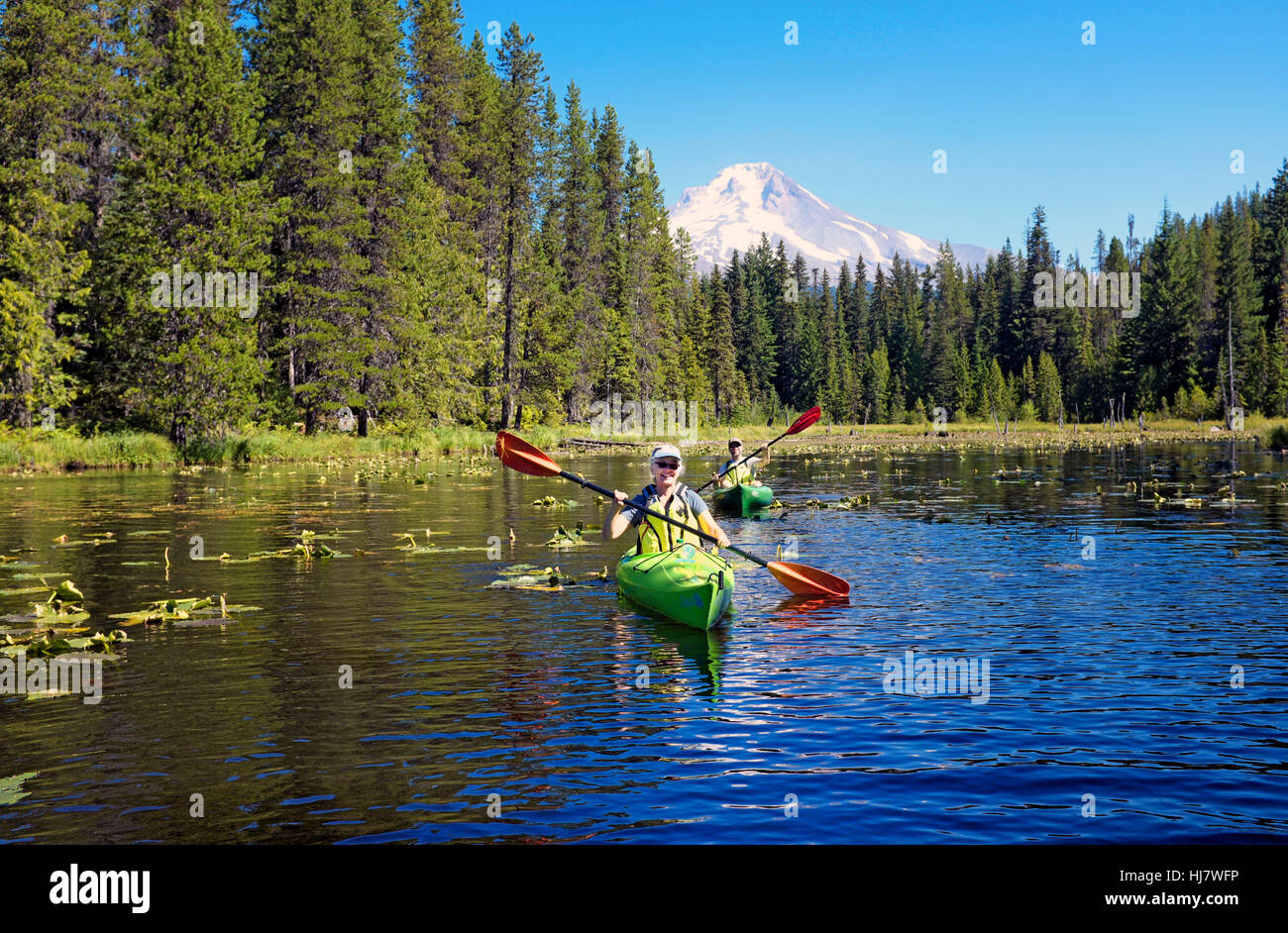 10 août, 2016 ; destiné aux voyages inédits' . Deux kayakistes, les personnes âgées, en kayak sur le lac Trillium, près de Mount Hood, le plus haut sommet de l'Oregon. Dans Banque D'Images