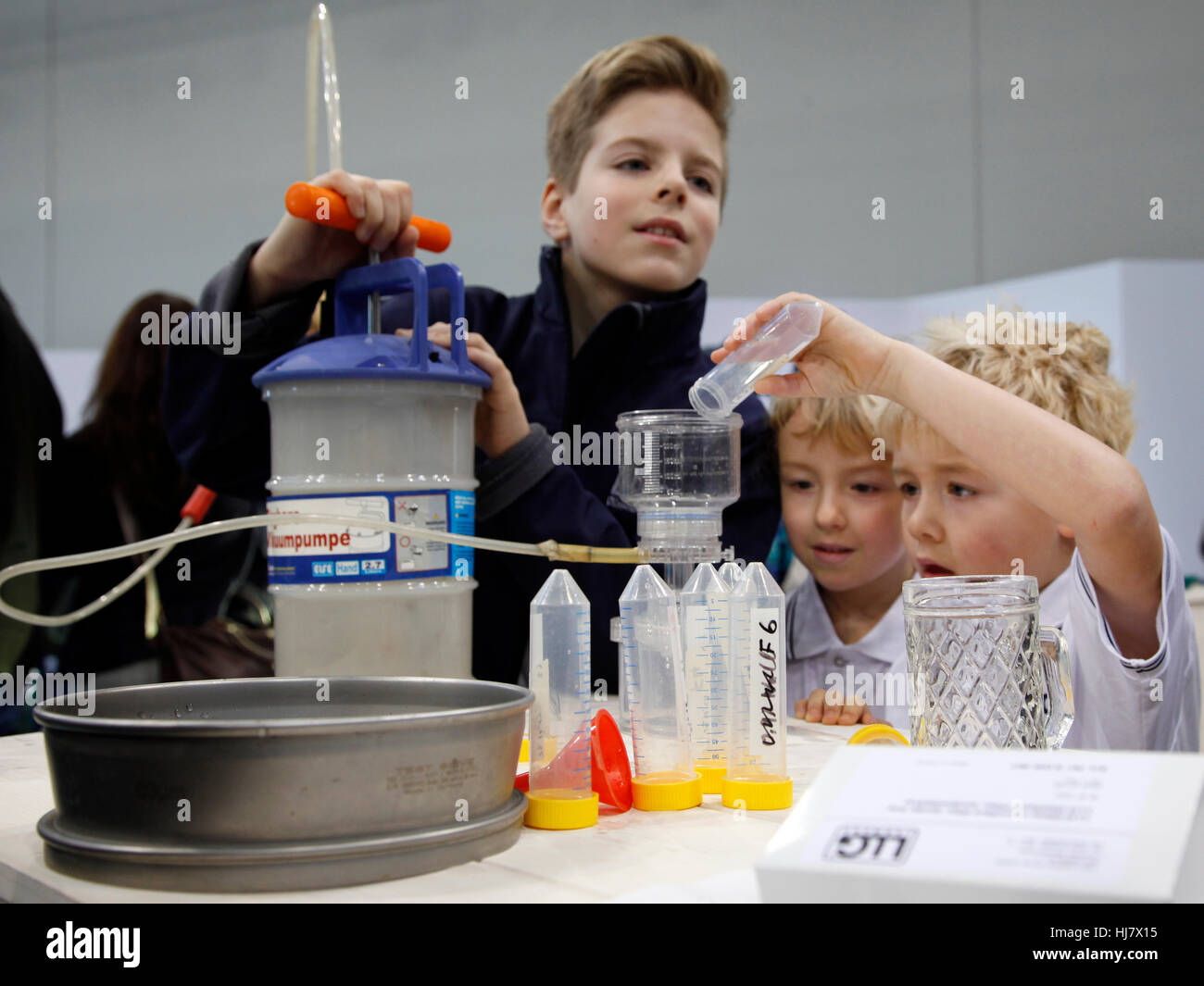 Boot Düsseldorf 2017 - les mondes plus grand yachting et sports d'eau exposition. L'examen des échantillons de l'eau de mer. Banque D'Images