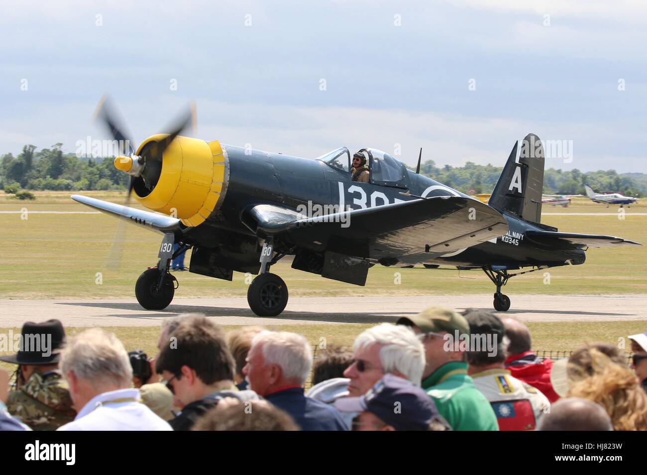 Goodyear FG-1D Corsair taxiing passé spectateurs à Duxford air show Banque D'Images