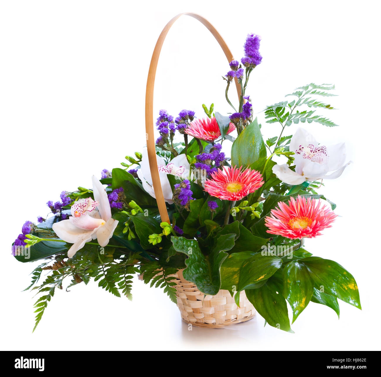 Bouquet de fleurs lumineuses dans panier isolated on white Banque D'Images