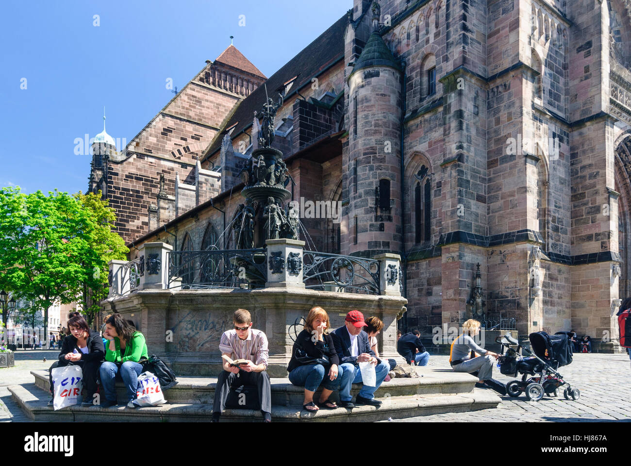 Nürnberg, Nuremberg : vieille ville ; vertu fontaine à l'église Lorenzkirche, Mittelfranken, Middle Franconia, Bayern, Bavière, Allemagne Banque D'Images