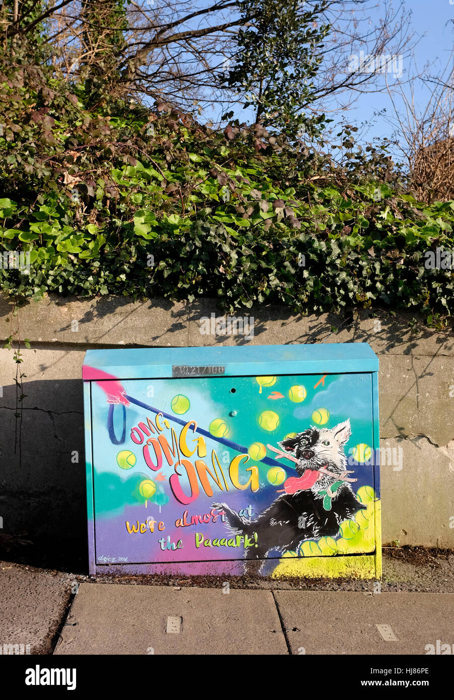Bienvenue à Graffiti chiens Queens Park sur un échange de téléphone BT fort à Brighton photographie prise par Simon Dack Banque D'Images