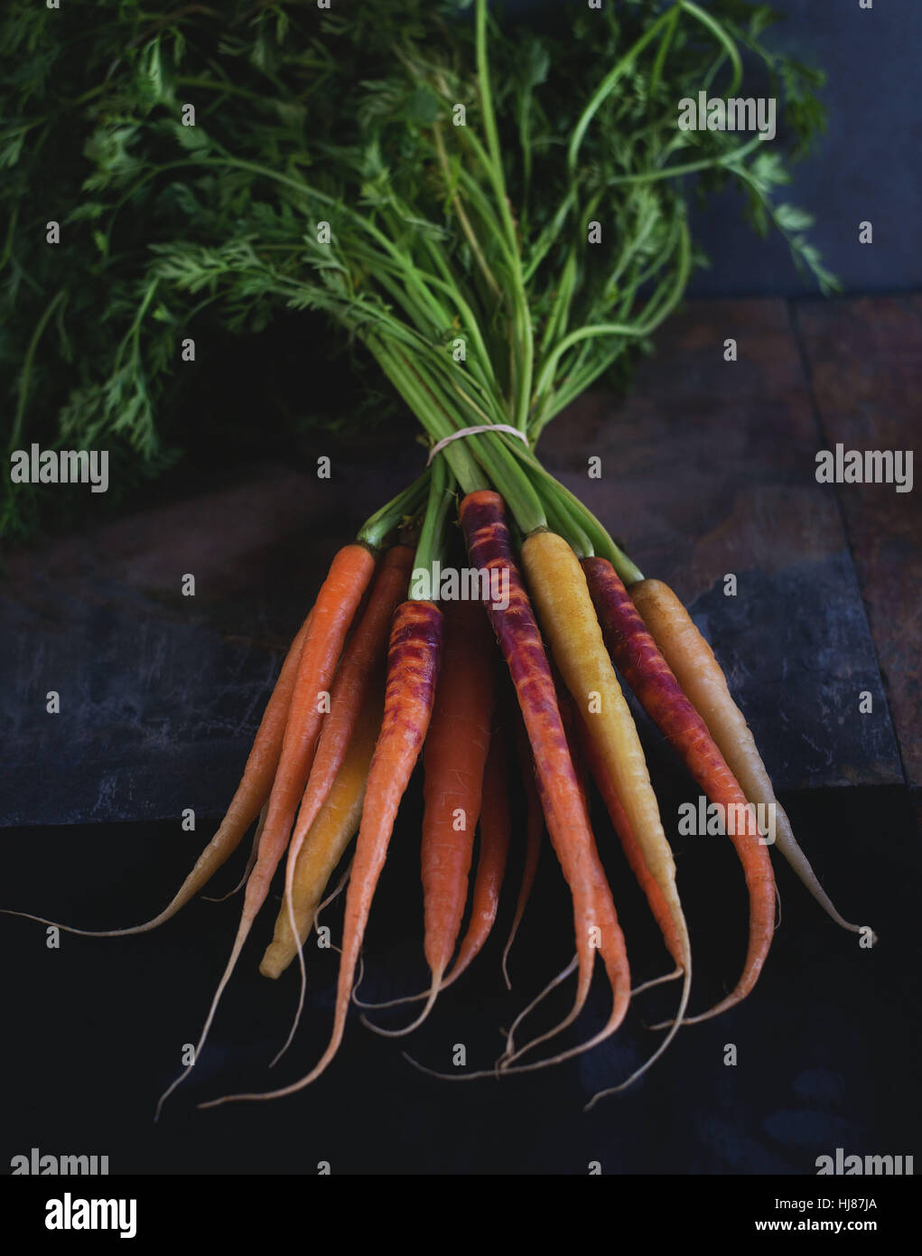 Patrimoine arc-en-ciel de carottes. Tourné sur l'ardoise à l'aide d'un éclairage naturel. Banque D'Images