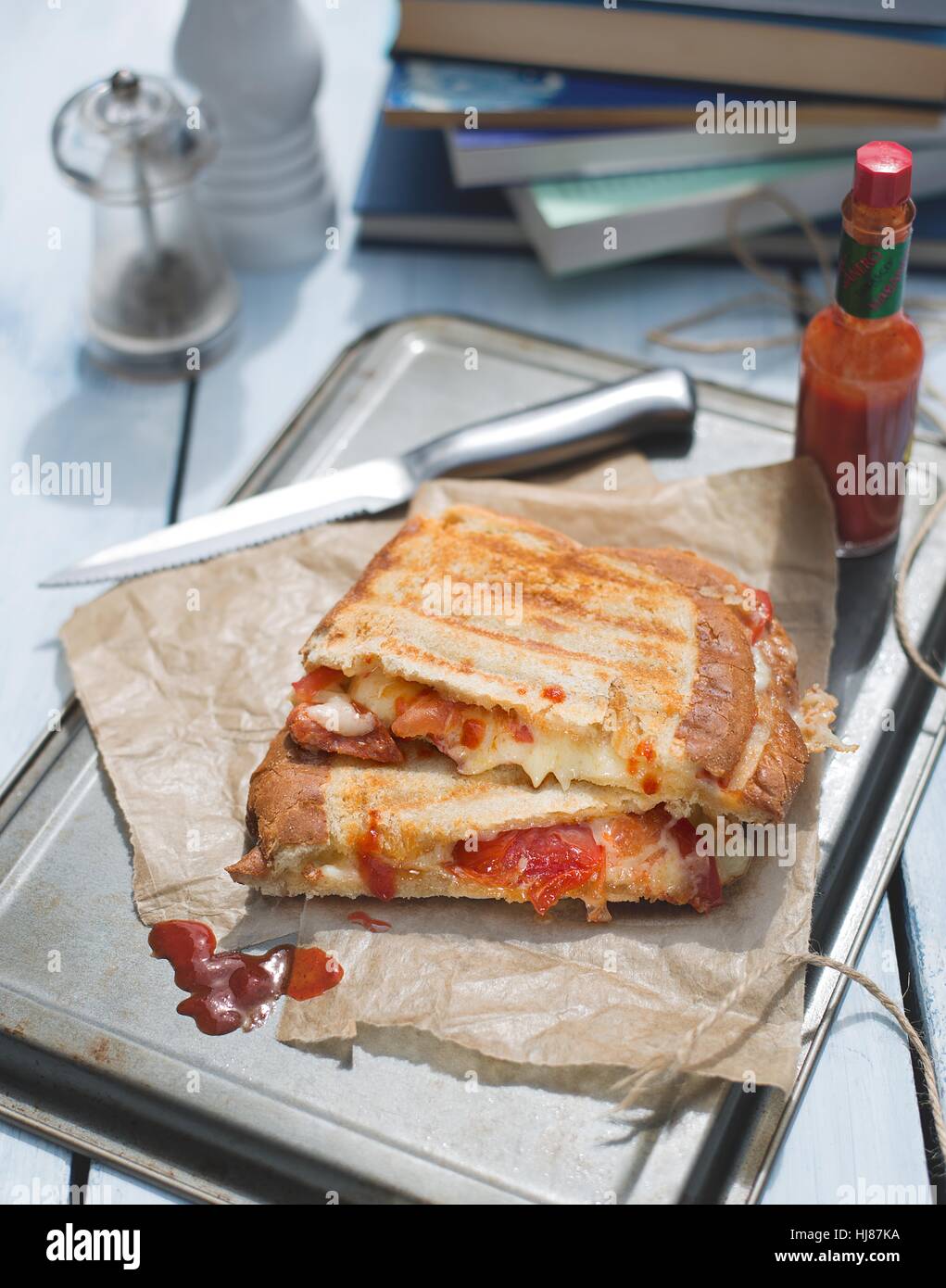 Le fromage, tomates et chorizo Toastie fondre Banque D'Images