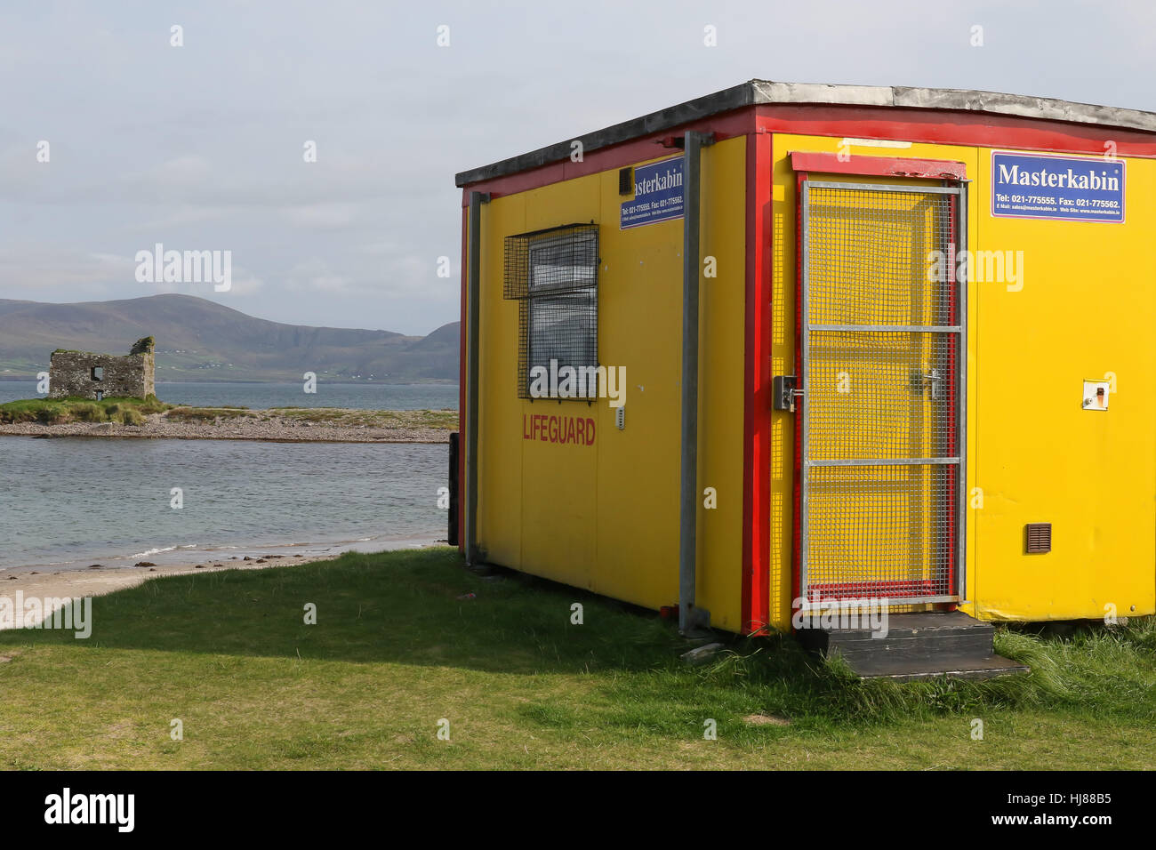 Lifeguard station à Ballinskelligs, comté de Kerry, Irlande Ballinskelligs avec Château en arrière-plan Banque D'Images