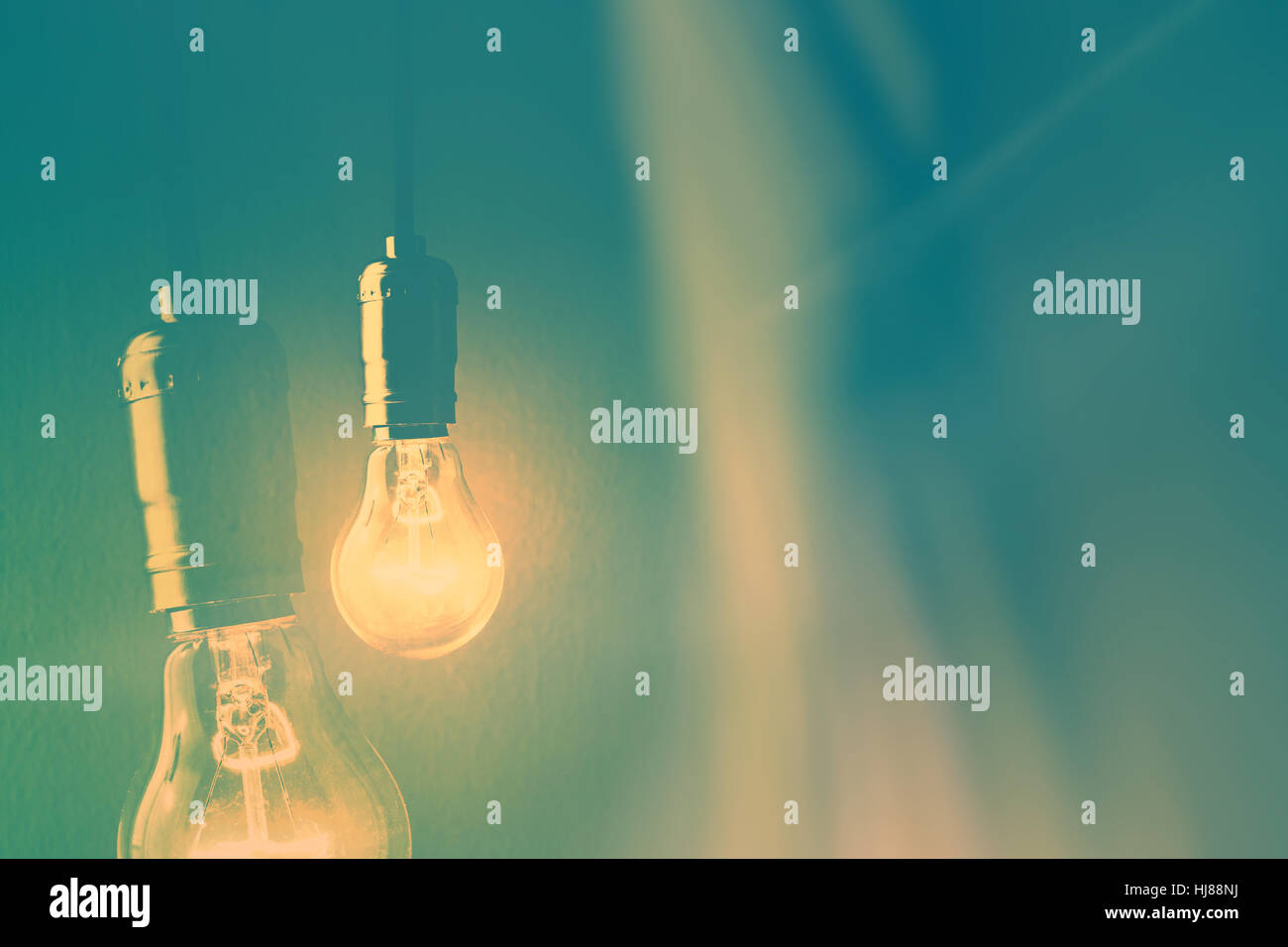 Light bulb on abstract green background Banque D'Images