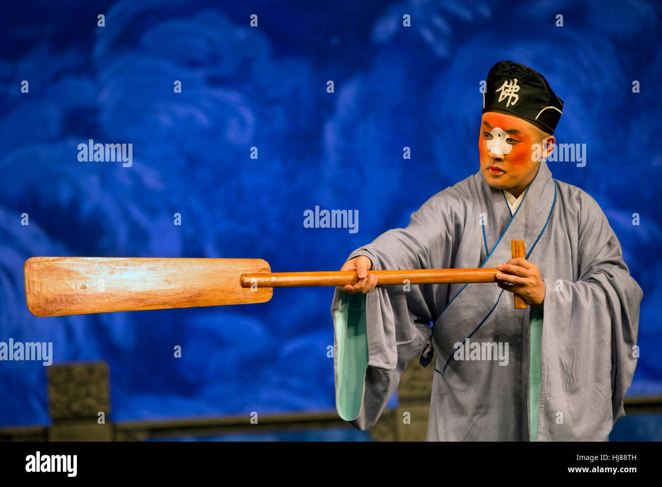 Les acteurs de la Troupe d'opéra de Pékin effectuer la fameuse histoire 'La Légende du Serpent blanc" à un stade à Moscou Banque D'Images