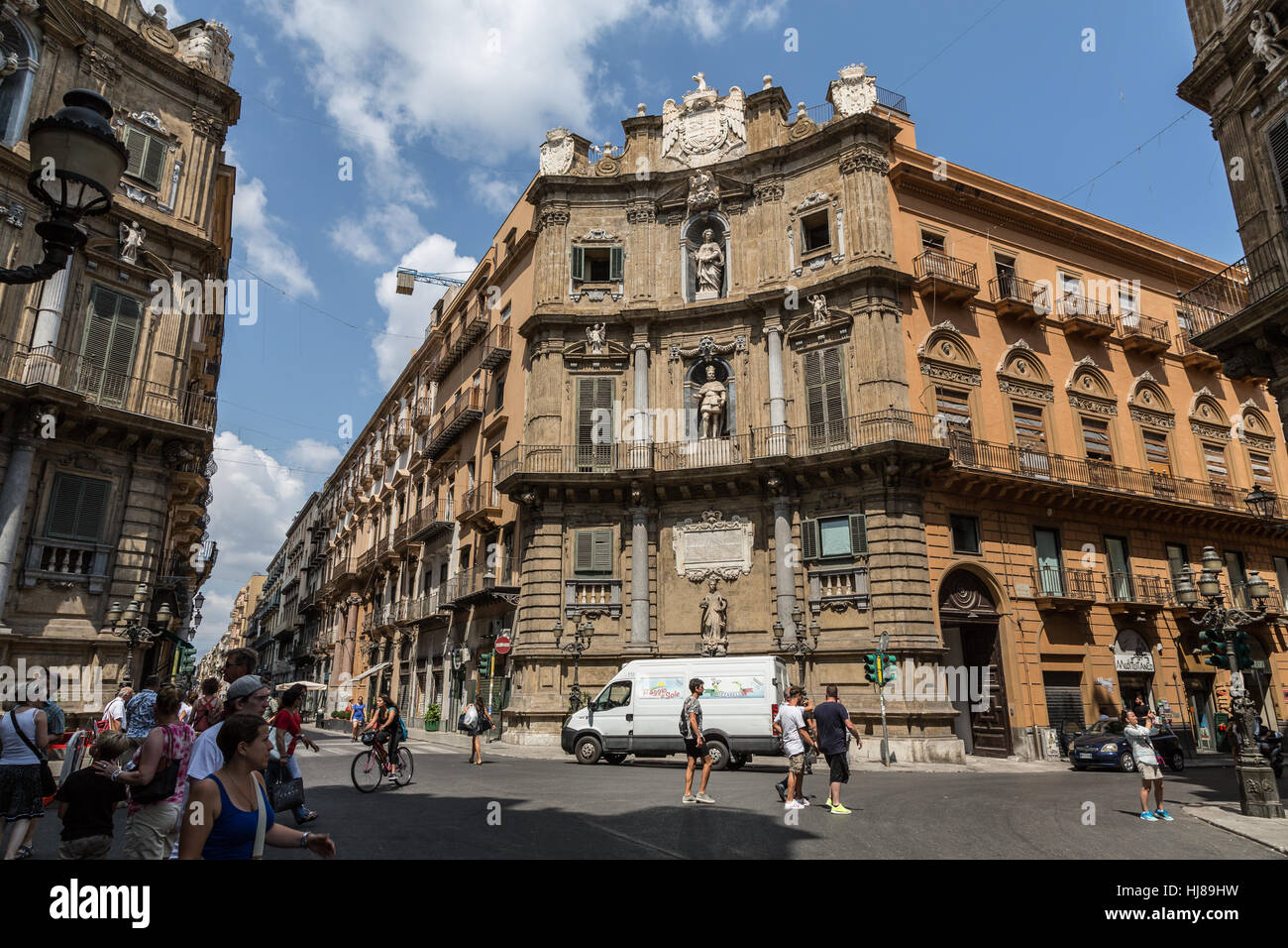 Quattro Canti (Piazza Vigliena) dans l'intersection de la Via Maqueda et du Corso Vittorio Emanuele, Palerme, Sicile, Italie Banque D'Images