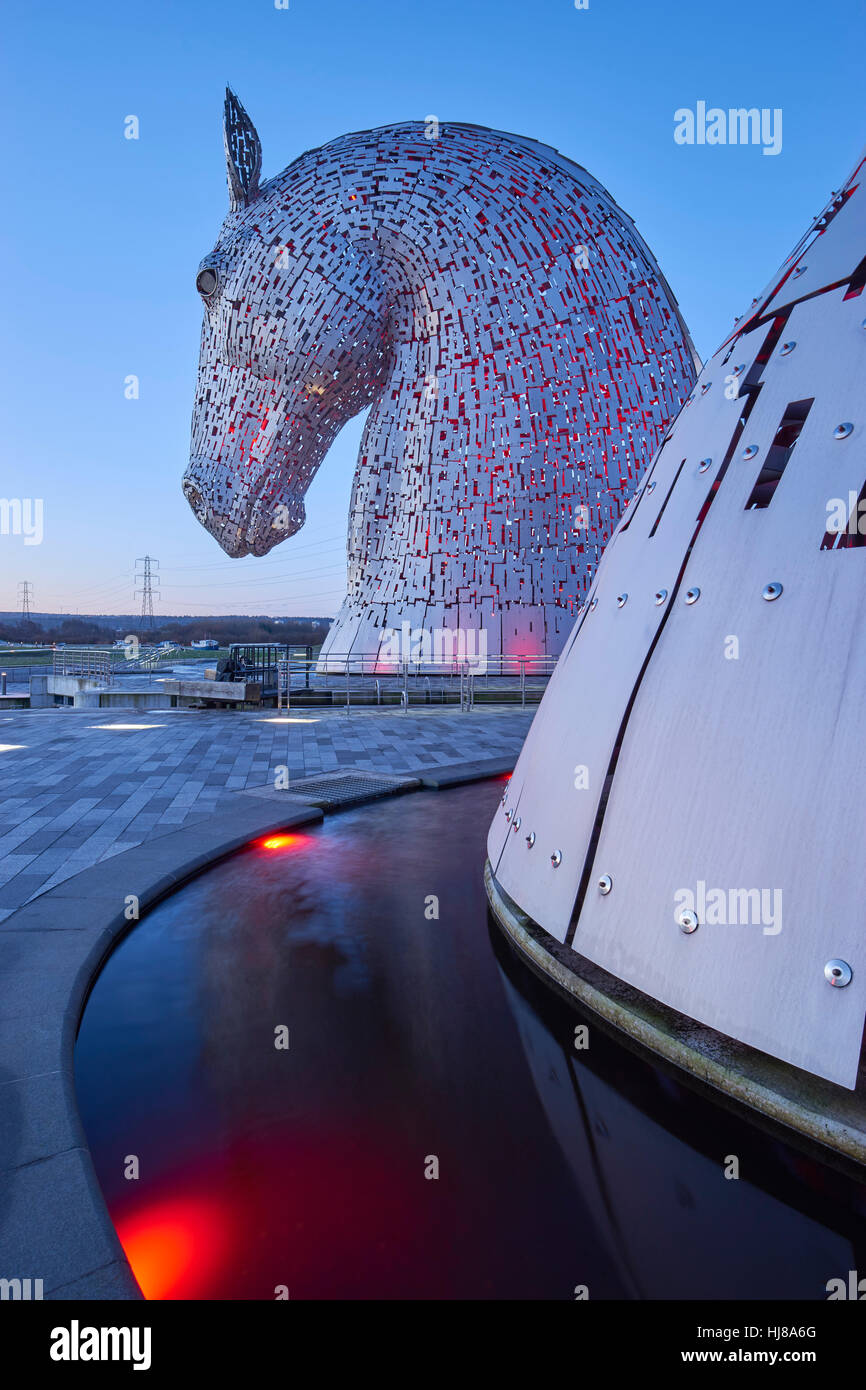 Les Kelpies, Helix Park, Falkirk, Ecosse. Allumé à l'aube. Sculpté par Andy Scott Banque D'Images