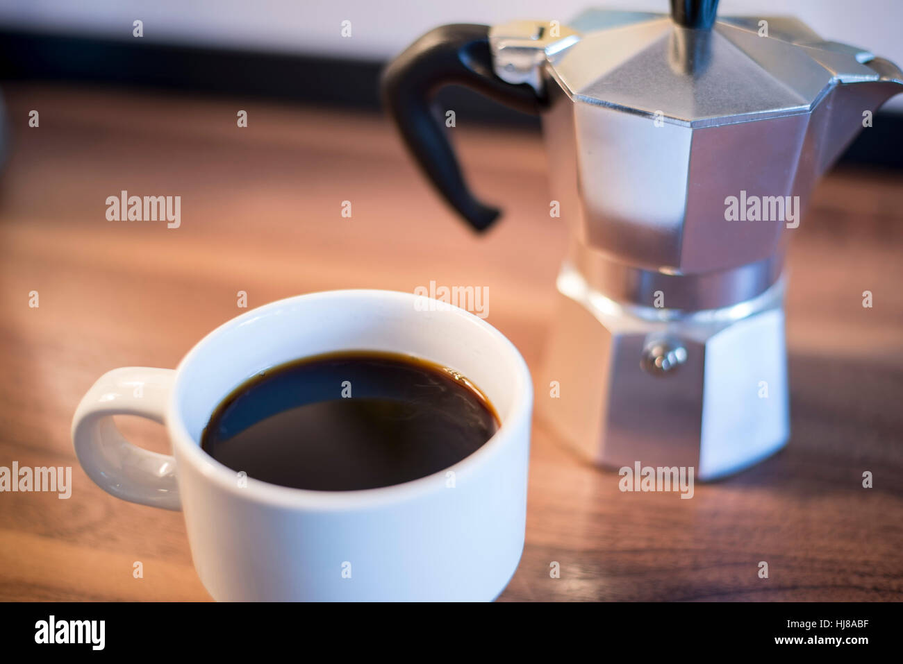 Un Italien Moka pot avec une tasse de café fraîchement moulu Banque D'Images