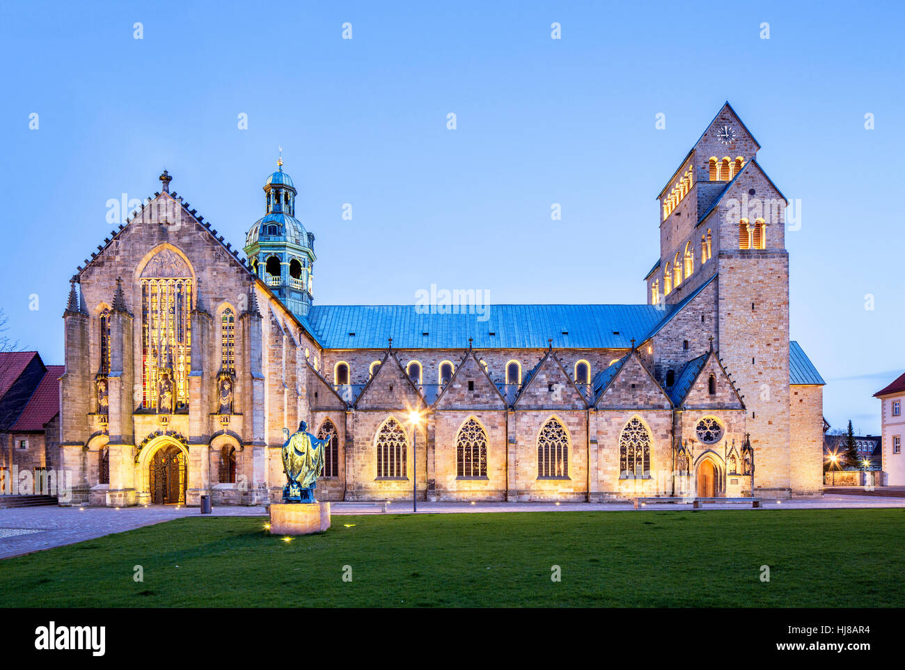 Cathédrale de l'assomption de Marie, crépuscule, Hildesheim, Basse-Saxe, Allemagne Banque D'Images