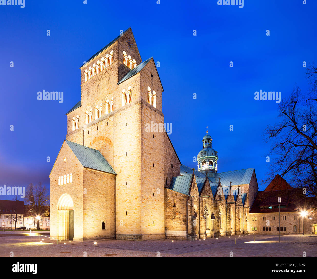 Cathédrale de l'assomption de Marie, crépuscule, Hildesheim, Basse-Saxe, Allemagne Banque D'Images