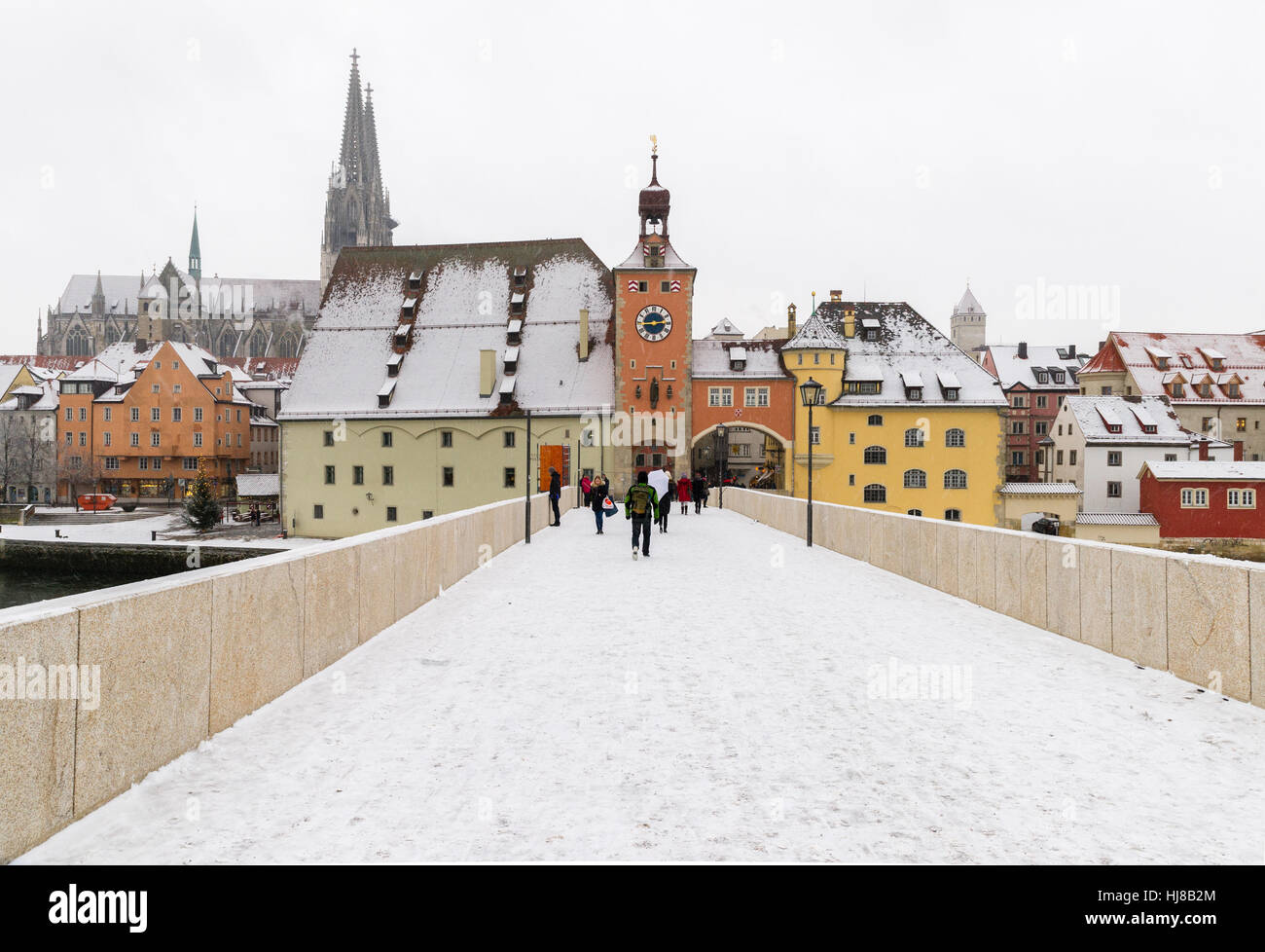 Pont de pierre avec la porte, Salzstadel et cathédrale de Saint-Pierre, neige, Regensburg, Allemagne, Haut-Palatinat Banque D'Images