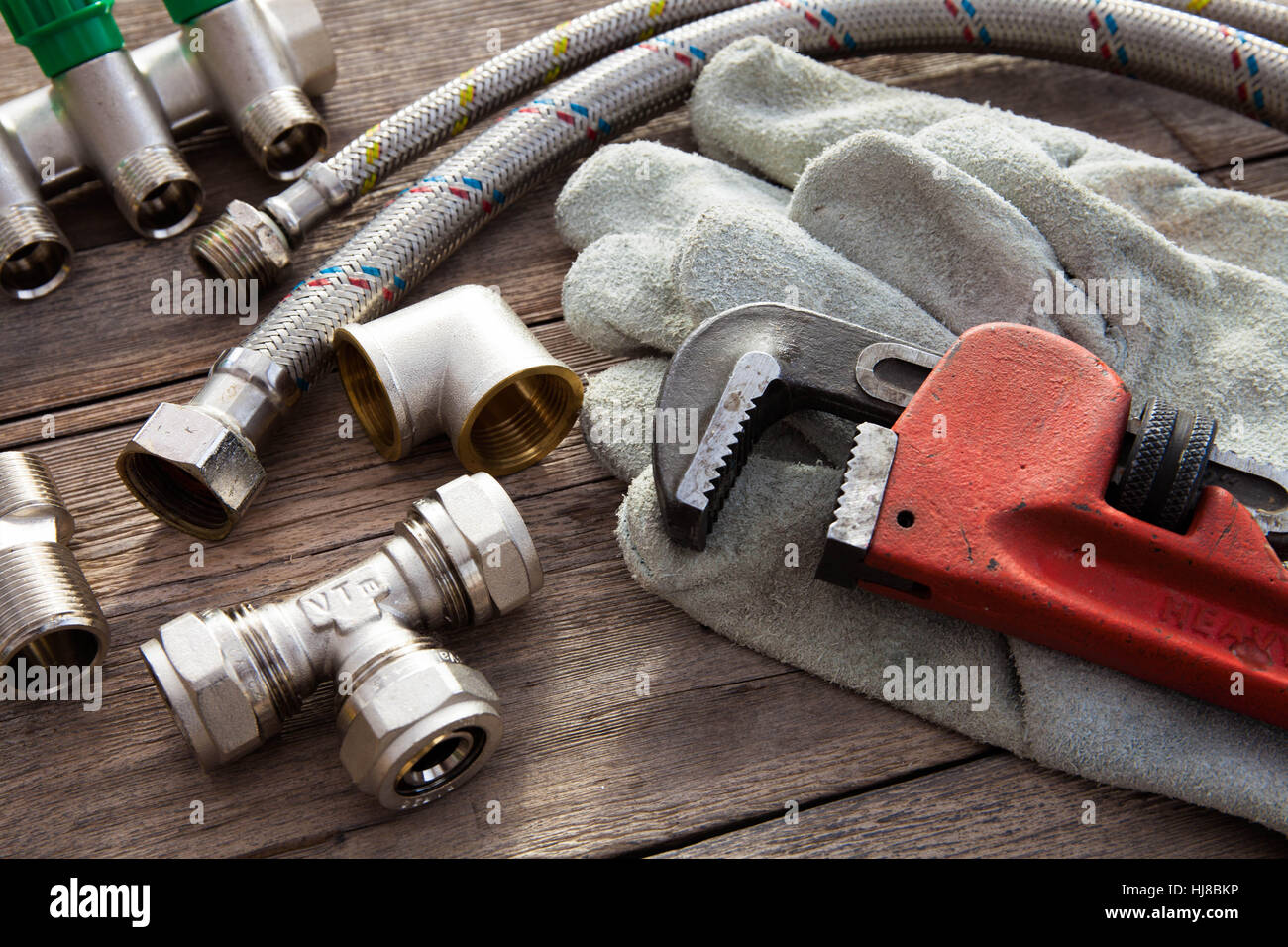 Ensemble d'outils de plomberie et sur la table en bois Banque D'Images