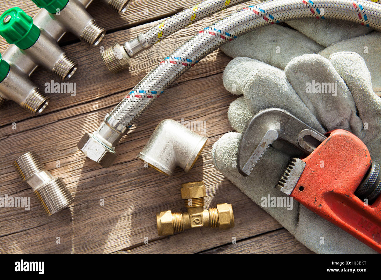 Ensemble d'outils de plomberie et sur la table en bois Banque D'Images
