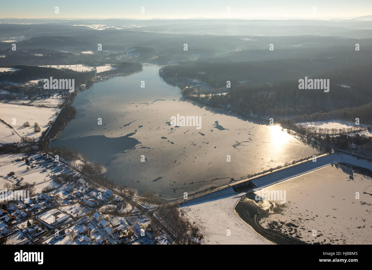Partie Orientale Du Lac Möhnesee, temps d'hiver, l'eau basse à Soest, Sauerland, Ruhr, Rhénanie du Nord-Westphalie, Allemagne, Banque D'Images