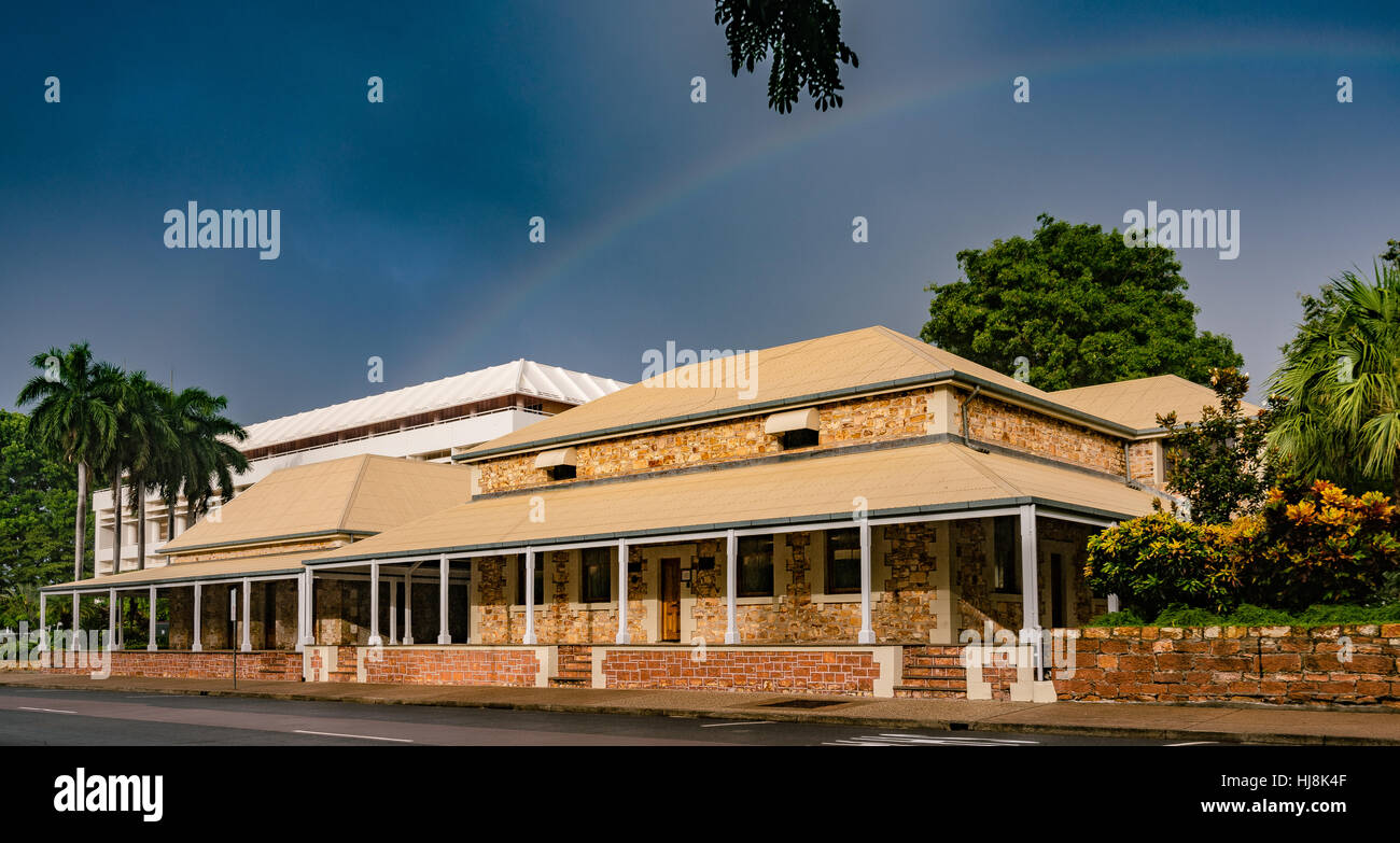 Rainbow au-dessus du vieux palais de justice et du poste de police, Darwin, territoire du Nord, Australie Banque D'Images