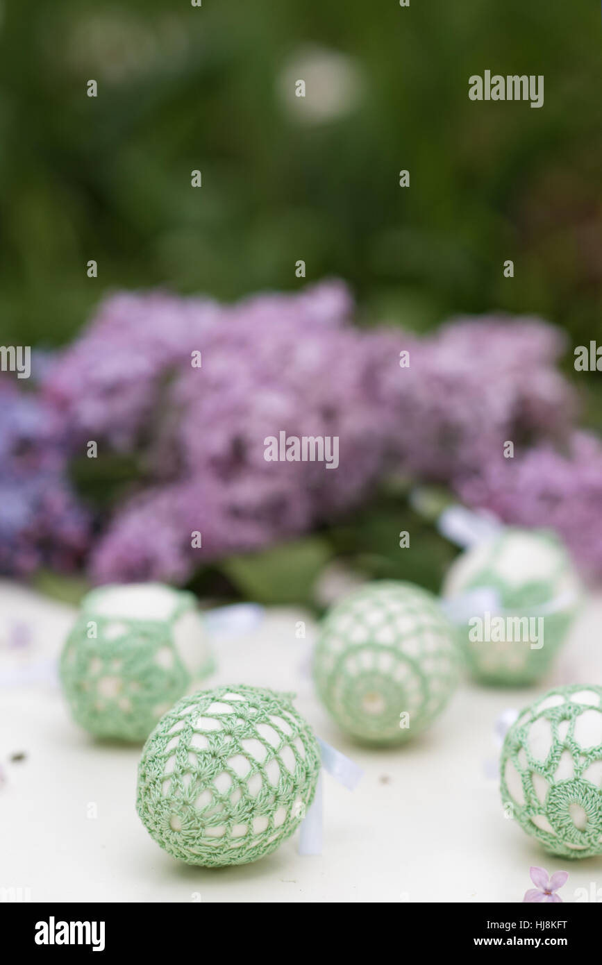Des œufs de Pâques et fleurs lilas Banque D'Images