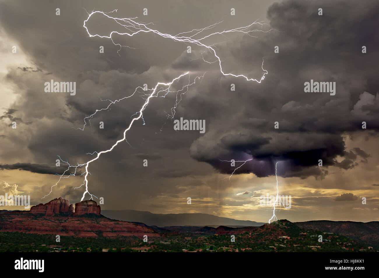 Foudre sur Cathedral Rock, Arizona, États-Unis Banque D'Images